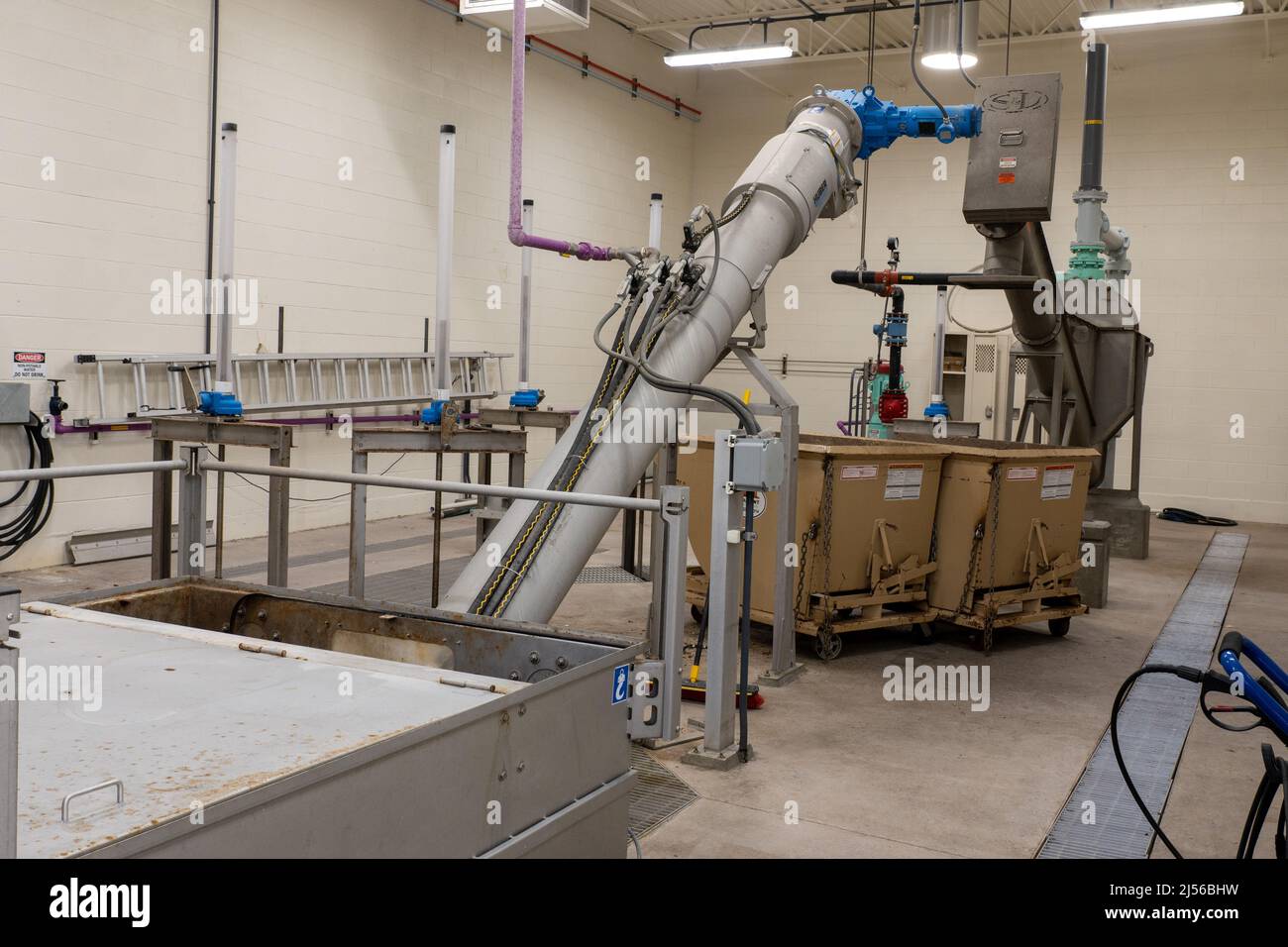 Tubos transportadores inclinados para trapos y arenilla tamizados en una planta de tratamiento de aguas residuales de reactores por lotes o SBR secuencial. Moab, Utah. Foto de stock
