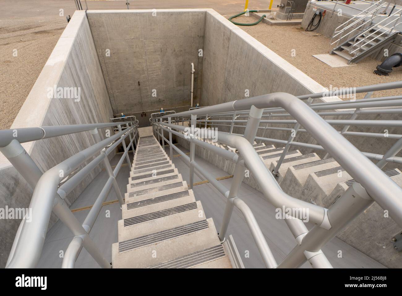 El afluente de aguas residuales llega a la planta de tratamiento de aguas residuales del reactor por lotes secuencial o SBR por debajo del nivel del suelo. Moab, Utah. Se levanta encima de grou Foto de stock