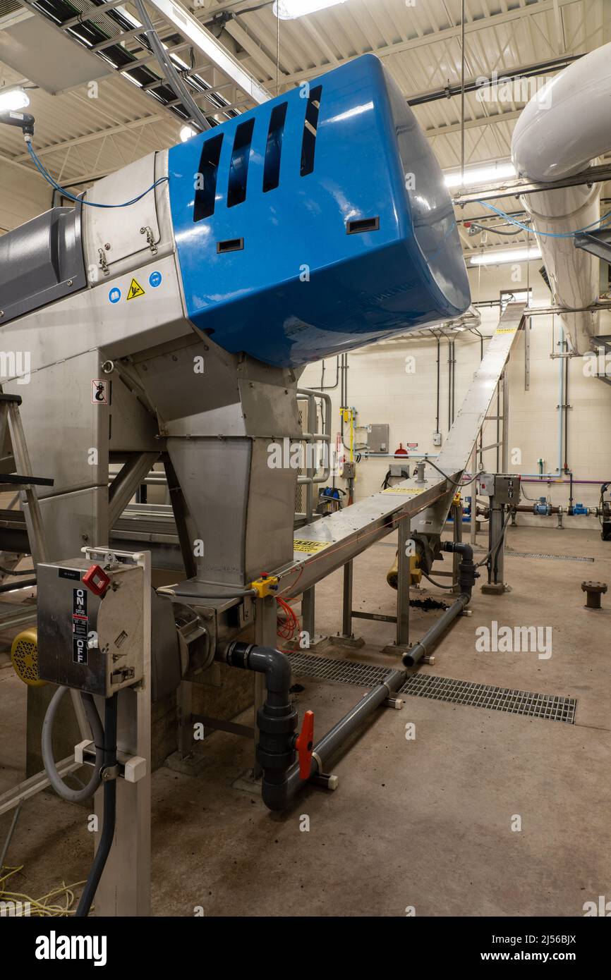 Una prensa de deshidratación de lodos residuales en una planta de tratamiento de aguas residuales de reactores secuenciales o SBR en Moab, Utah. Esta máquina elimina el agua de la lodos Foto de stock