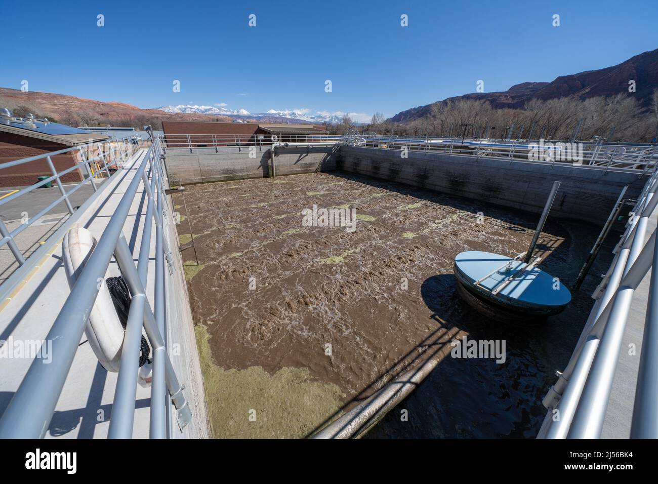 Aireación en el tanque de retención de sólidos en una planta de tratamiento de aguas residuales de reactores secuenciales o SBR en Moab, Utah. Foto de stock