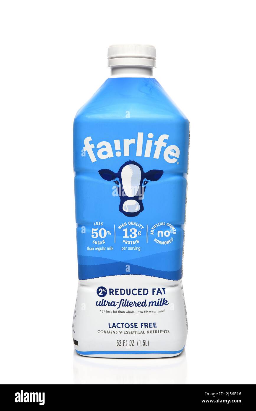 IRVINE, CALIFORNIA - 20 ABR 2022: Una botella de 52 onzas de leche sin lactosa de Fairlife con grasa reducida. Foto de stock