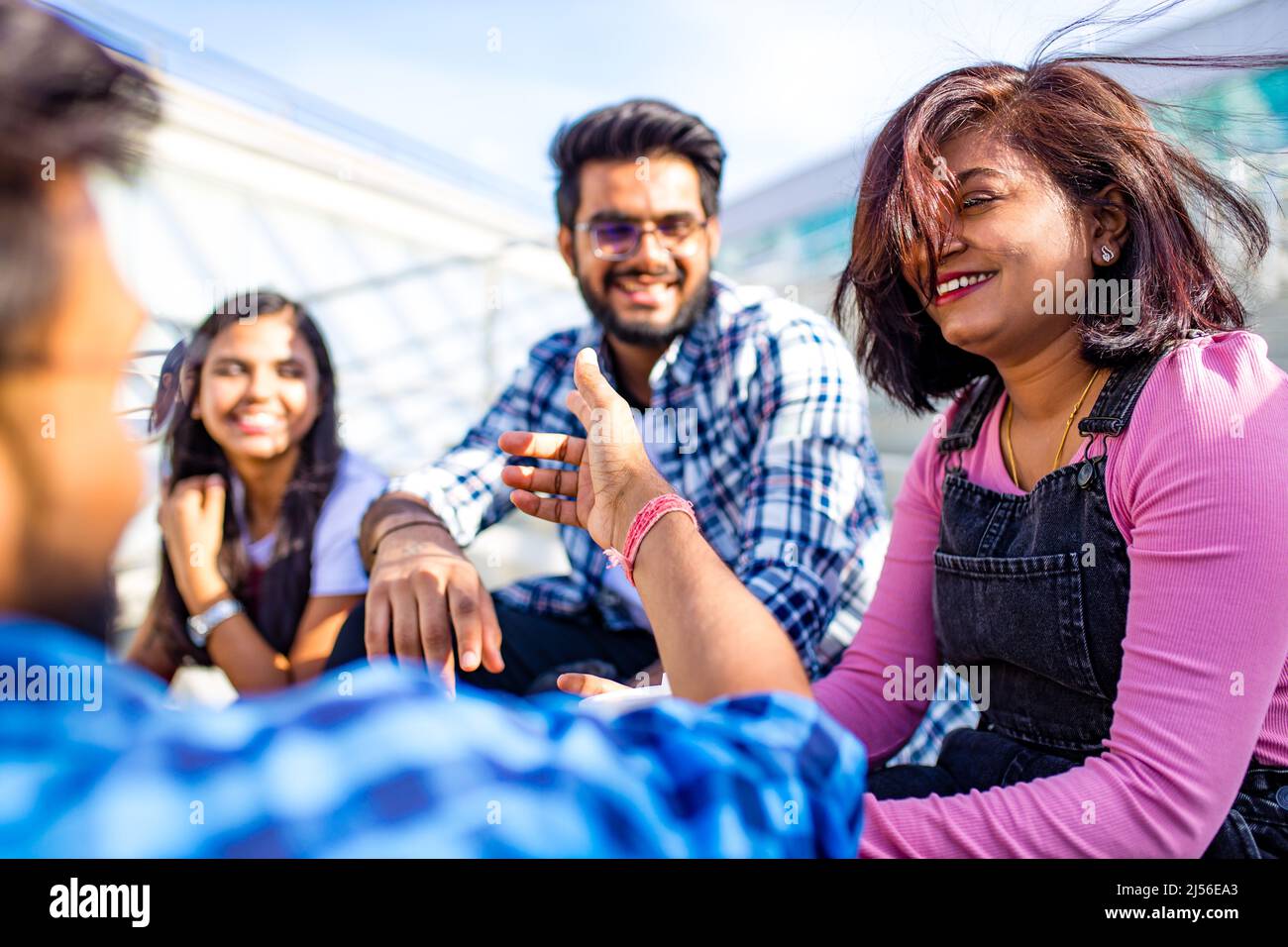 amistad étnica india en el parque en el día soleado Foto de stock