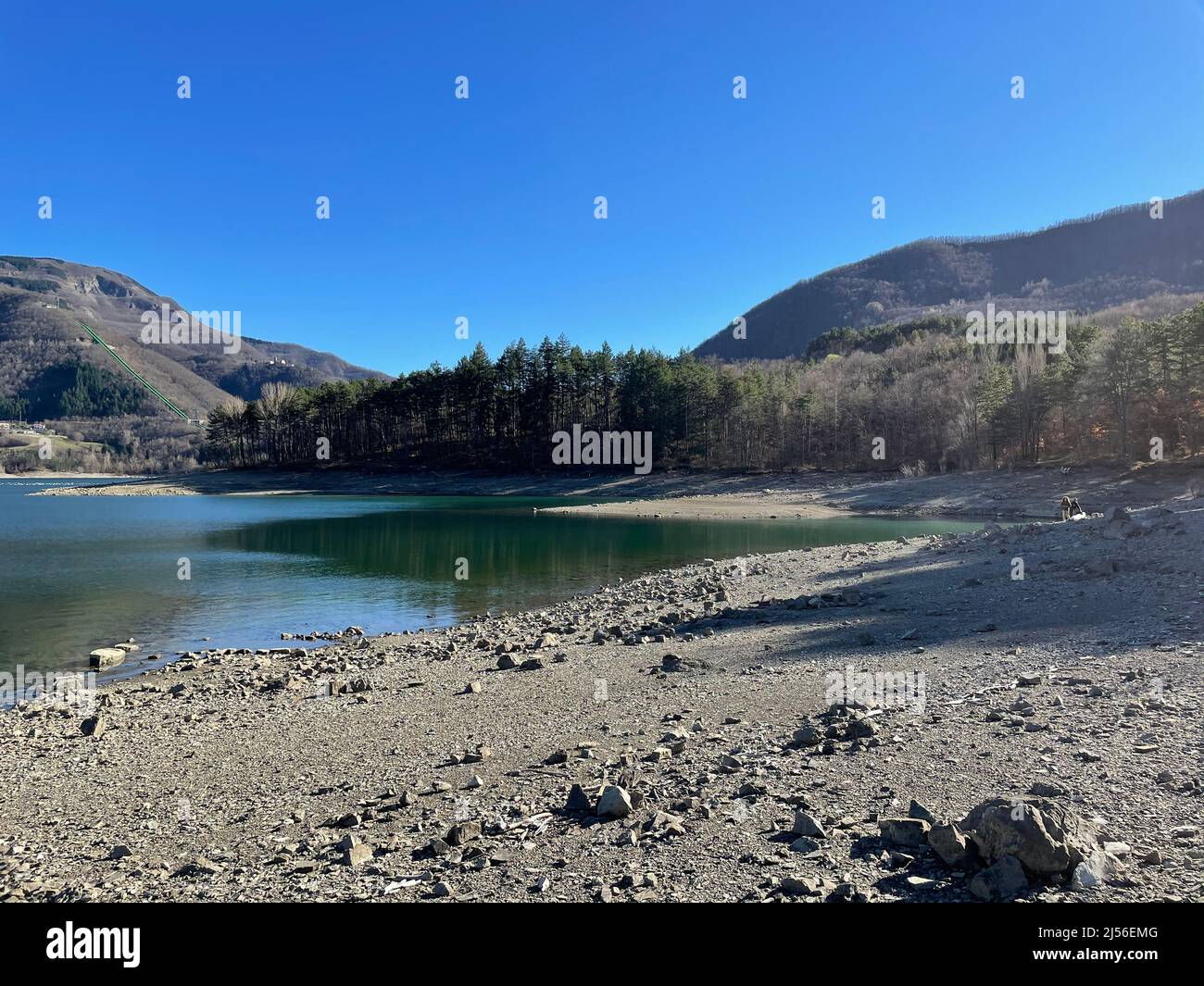 Lago di Suviana, Provincia de Bolonia (Emilia-Romagna), Italia. Lago artificial visto desde la orilla. Bajos niveles de agua, gran parte del lecho rocoso está expuesto. Foto de stock