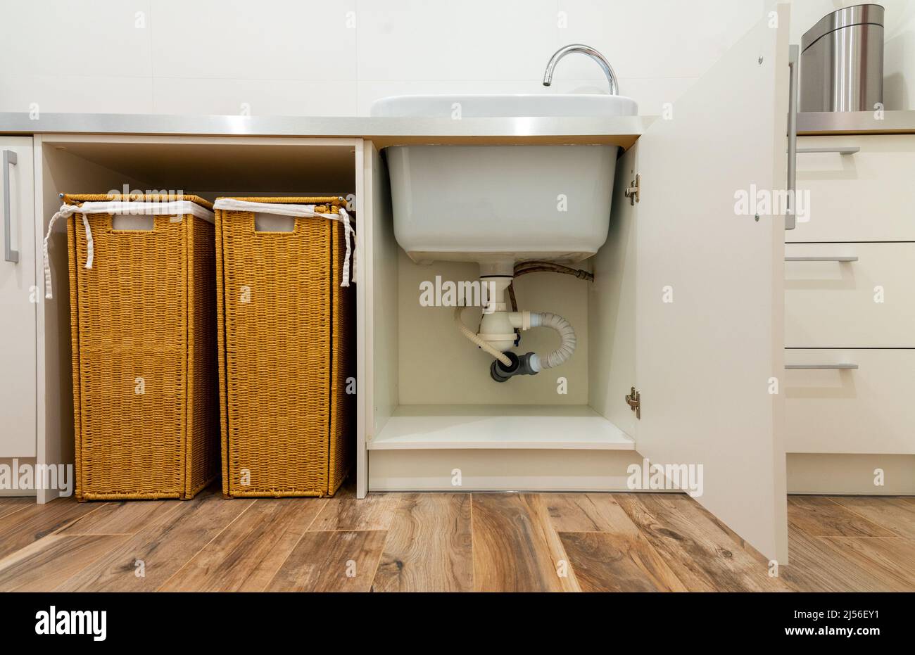 fregadero y cestas de ropa en la moderna lavandería Fotografía de stock -  Alamy