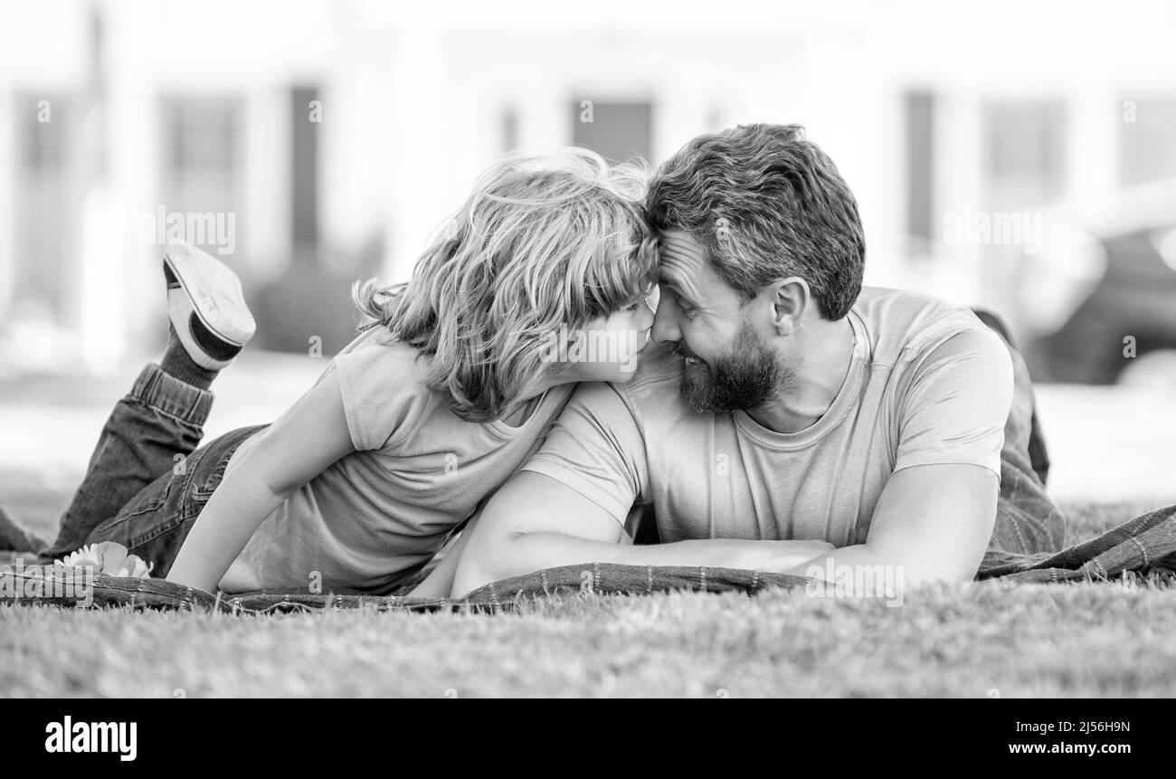 padre con niño en el día de verano. padres y paternidad. día de los padres. Foto de stock