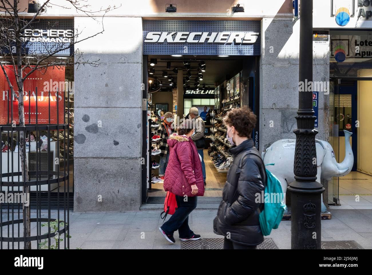 Los pasan por delante de la tienda de Skechers de la marca estadounidense de calzado de rendimiento y estilo de vida en España. (Foto Xavi Lopez / SOPA Images/Sipa