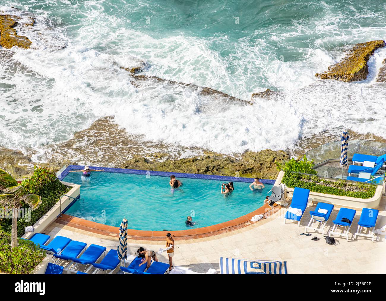 Piscina al lado del océano en el Condado Vanderbilt Hotel en Puerto Rico  Fotografía de stock - Alamy