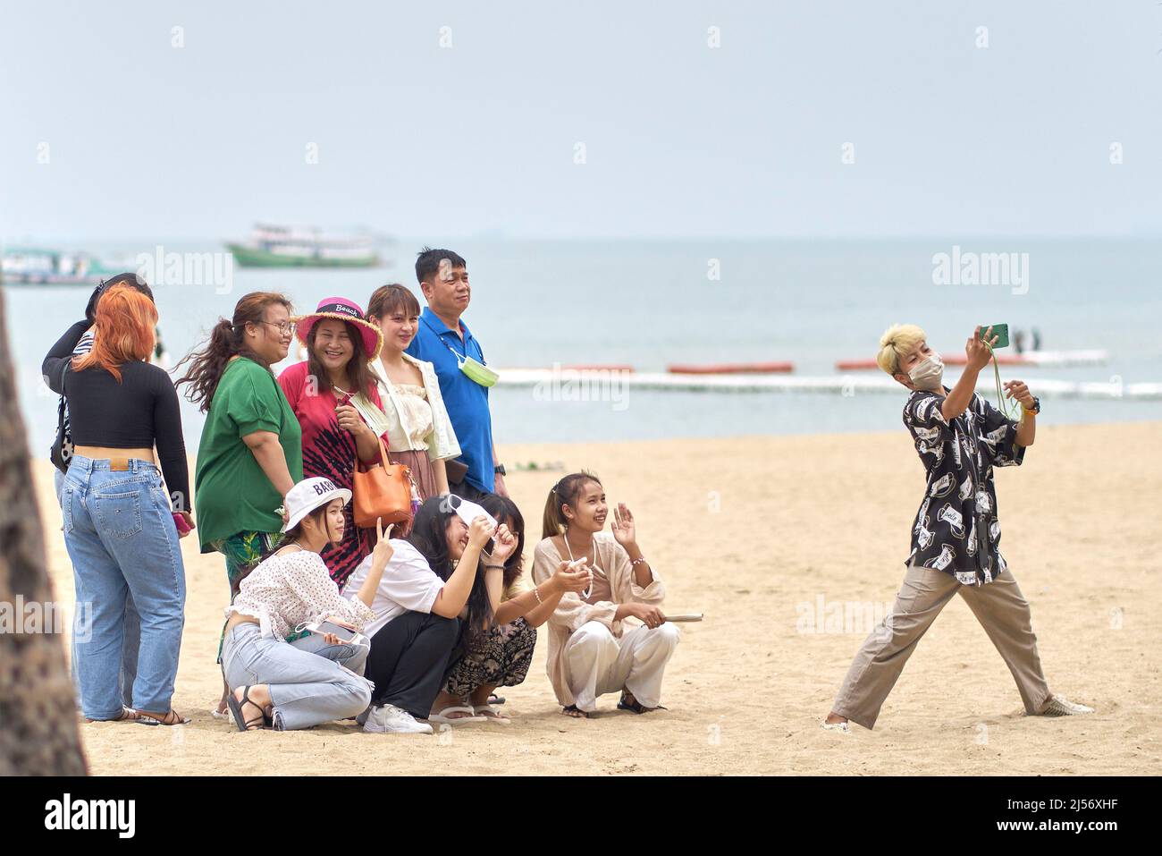 Grupo selfie. Amigos y familia tomando una selfie en la playa. Tailandia Sudeste de Asia Foto de stock