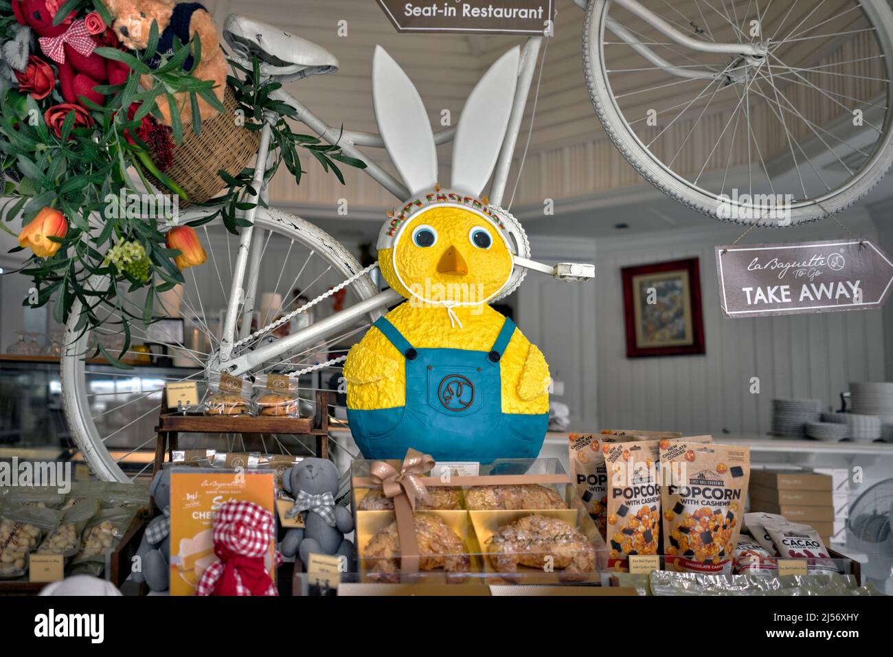 El interior del restaurante Bistro tiene una gran pantalla de polluelo amarillo para celebrar la Pascua Foto de stock