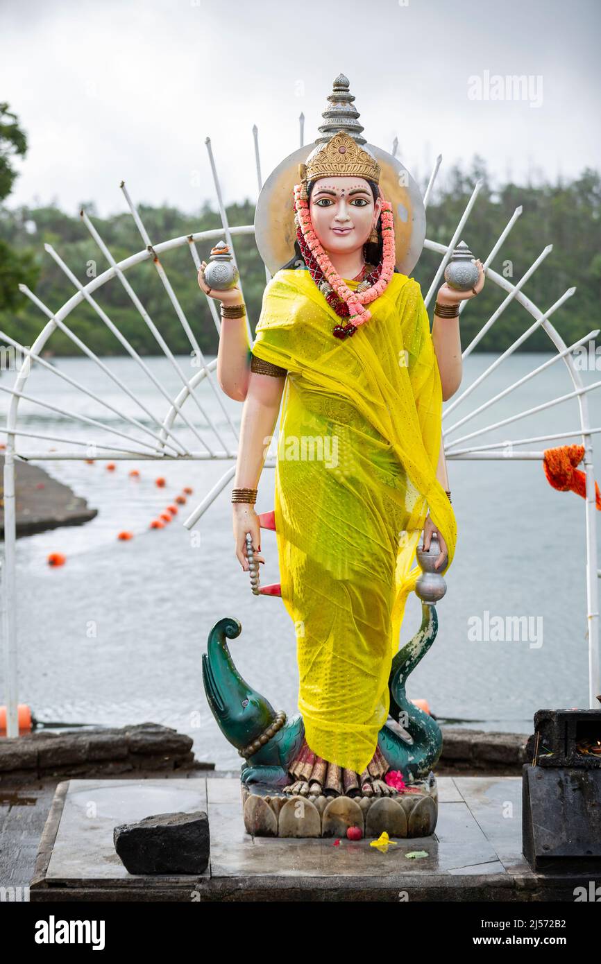 Estatua de la diosa hindú Saraswatee en el lago sagrado de Grand Bassin, Mauricio. Foto de stock