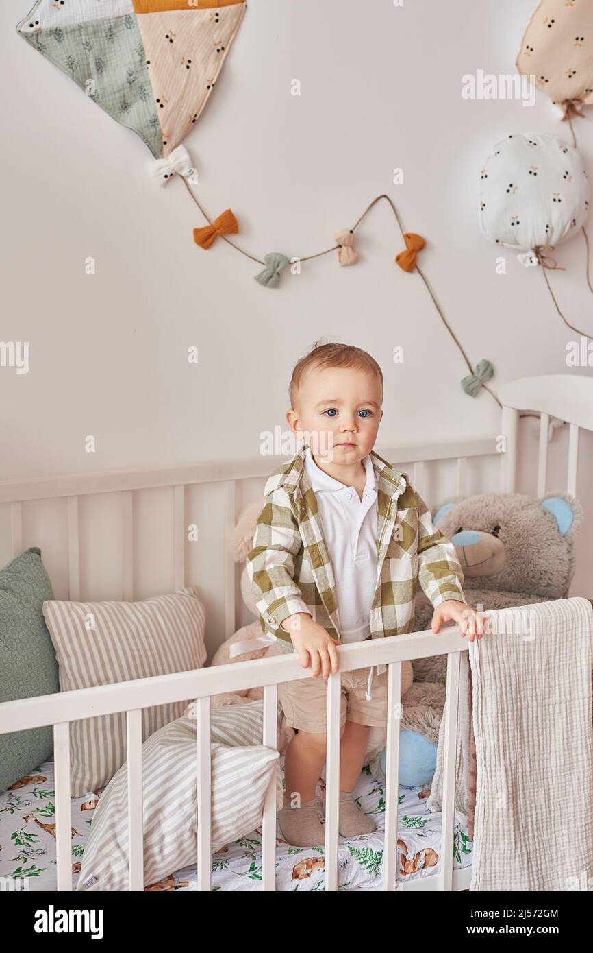 Elegante interior de la habitación del bebé con cuna, mecedora y sofá  Fotografía de stock - Alamy