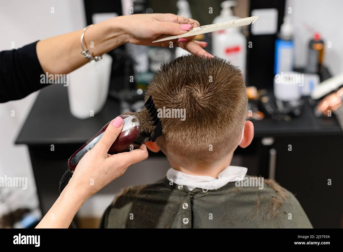 Disfrazado choque Buena suerte Corte de pelo para niños en la barbería, corte de pelo moderno y elegante para escolares, trabajo durante la pandemia, corte de pelo para niños con tijeras Fotografía de stock - Alamy Disfrazado choque Buena suerte Corte de pelo para niños en la barbería, corte de pelo moderno y elegante para escolares, trabajo durante la pandemia, corte de pelo para niños con tijeras Fotografía de stock - Alamy