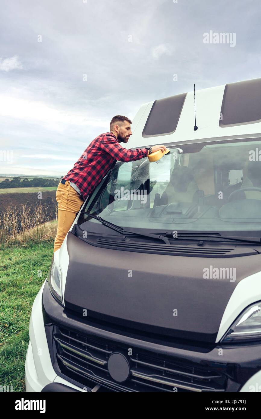 Hombre limpiando parabrisas exterior de camioneta Fotografía de stock -  Alamy