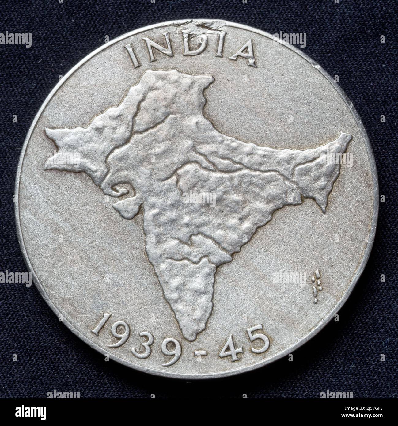 India: Medalla de Servicio de la India 1939 - 1945 (inversa), otorgada a las Fuerzas Indias por al menos 3 años de servicio no operacional en la India entre septiembre de 1938 y septiembre de 1945. Este lado muestra un mapa de alivio de la India. Foto de stock