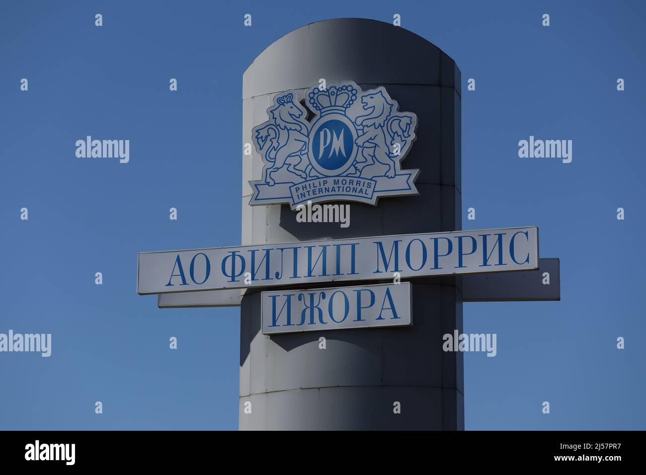 El logotipo de la compañía se ve cerca de la fábrica de Philip Morris Izhora en las afueras de San Petersburgo, Rusia, el 9 de abril de 2022. Foto tomada el 9 de abril de 2022. Para igualar el Informe Especial UCRANIA-CRISIS/PHILIPMORRIS-ARMAS. FOTÓGRAFO REUTERS/REUTERS Foto de stock