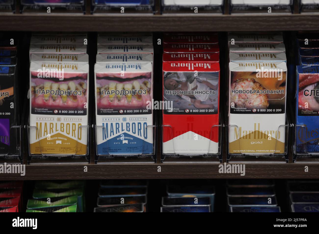 Paquetes de cigarrillos Marlboro están en exhibición en una tienda en San Petersburgo, Rusia el 10 de abril de 2022. Foto tomada el 10 de abril de 2022. Para igualar el Informe Especial UCRANIA-CRISIS/PHILIPMORRIS-ARMAS. FOTÓGRAFO REUTERS/REUTERS Foto de stock