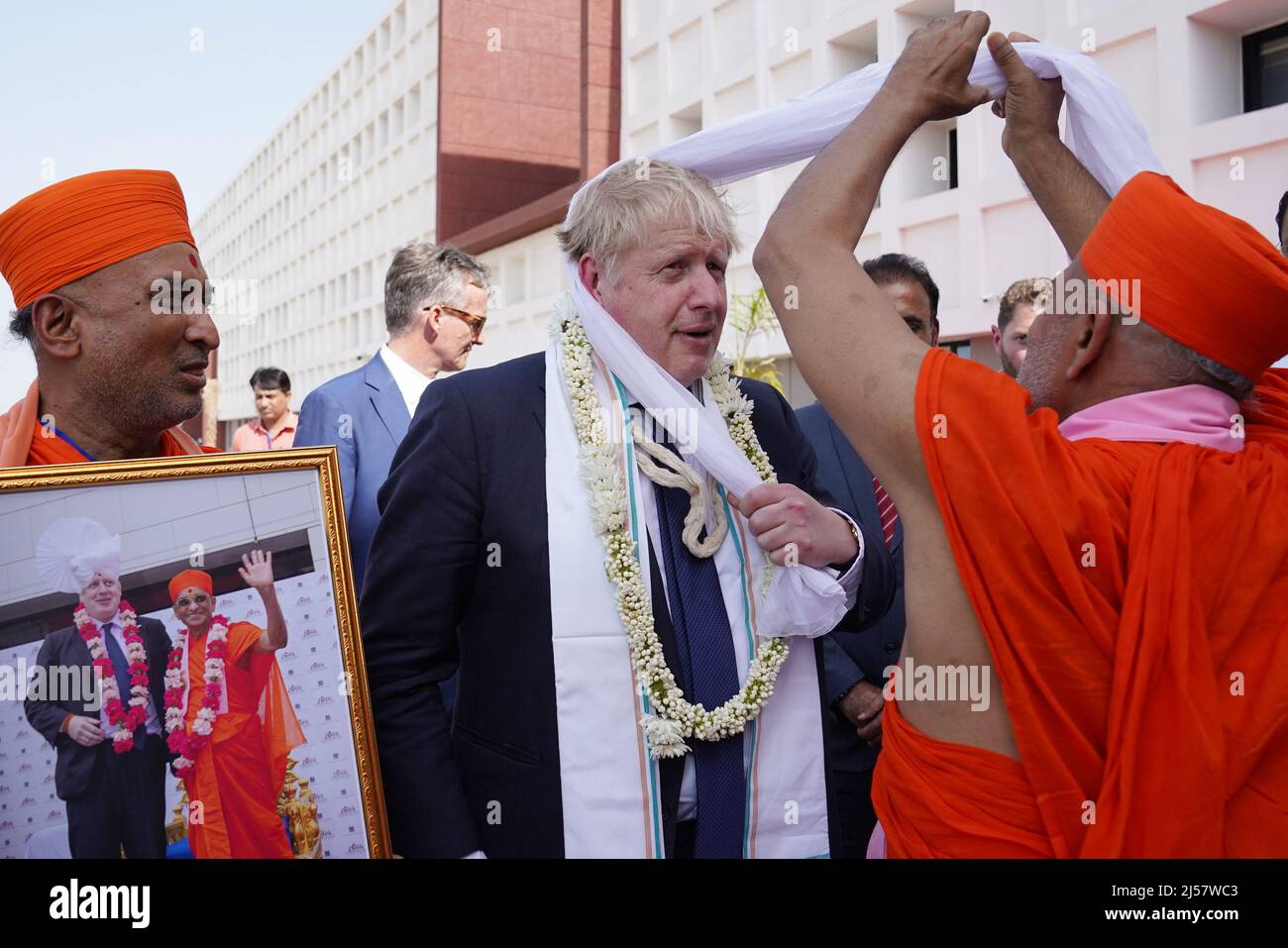 El primer ministro Boris Johnson tiene un turbante colocado en su cabeza en  la Universidad de Tecnología Bio de Gujarat, como parte de su viaje de dos  días a la India. Fecha