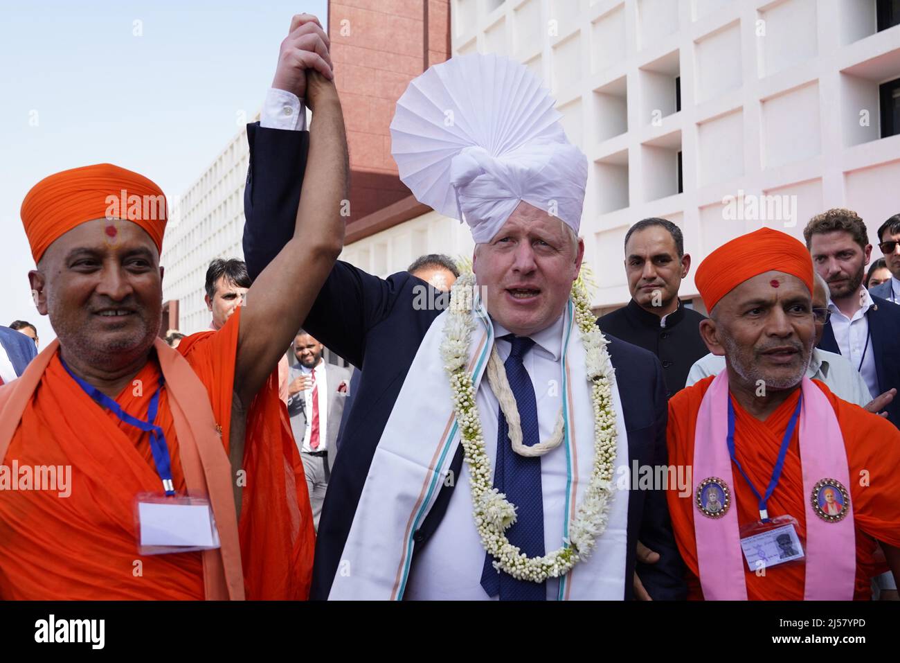 El Primer Ministro Boris Johnson está vestido de turbante durante una  visita a la Universidad de Biotecnología de Gujarat, en Gandhinagar,  Gujarat, como parte de su viaje de dos días a la