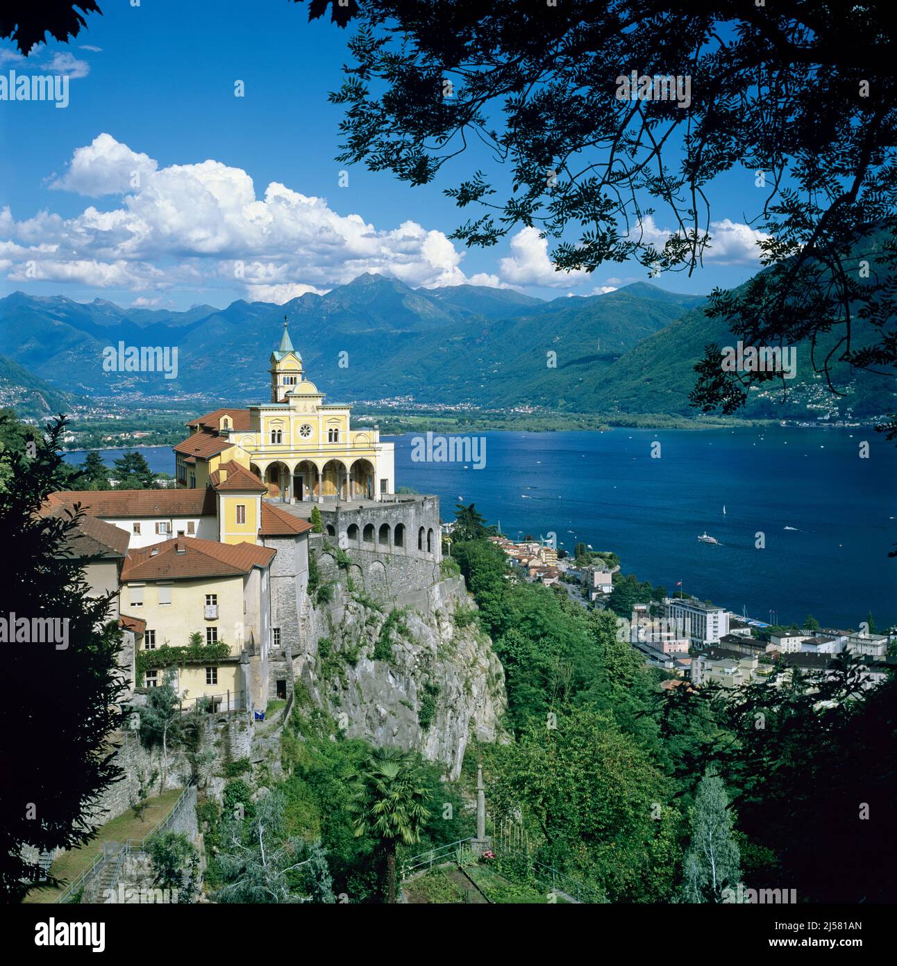 Iglesia de Madonna del Sasso sobre el Lago Maggiore, Locarno, Cantón de Ticino, Suiza, Europa Foto de stock