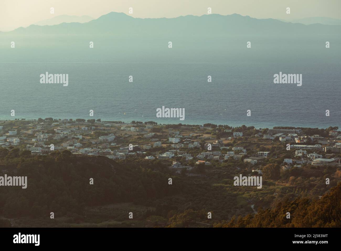 Vista aérea de un pueblo al atardecer, Rodas, Grecia Foto de stock