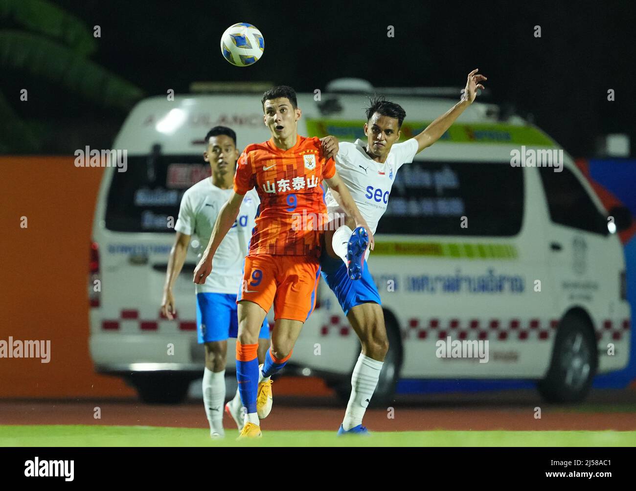 Fútbol - Liga de Campeones AFC - Grupo F - Shandong Taishan v Lion City  Sailors - Estadio Buriram City, Buriram, Tailandia - 21 de abril de 2022  Shandong Taishan's Baihelamu Abuduwaili