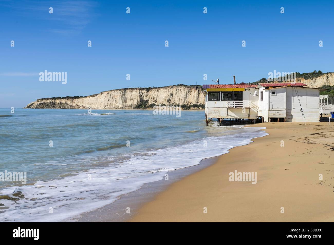 Playa Eraclea Minoa, bar de playa, rocas de piedra caliza, Sicilia, Italia Foto de stock