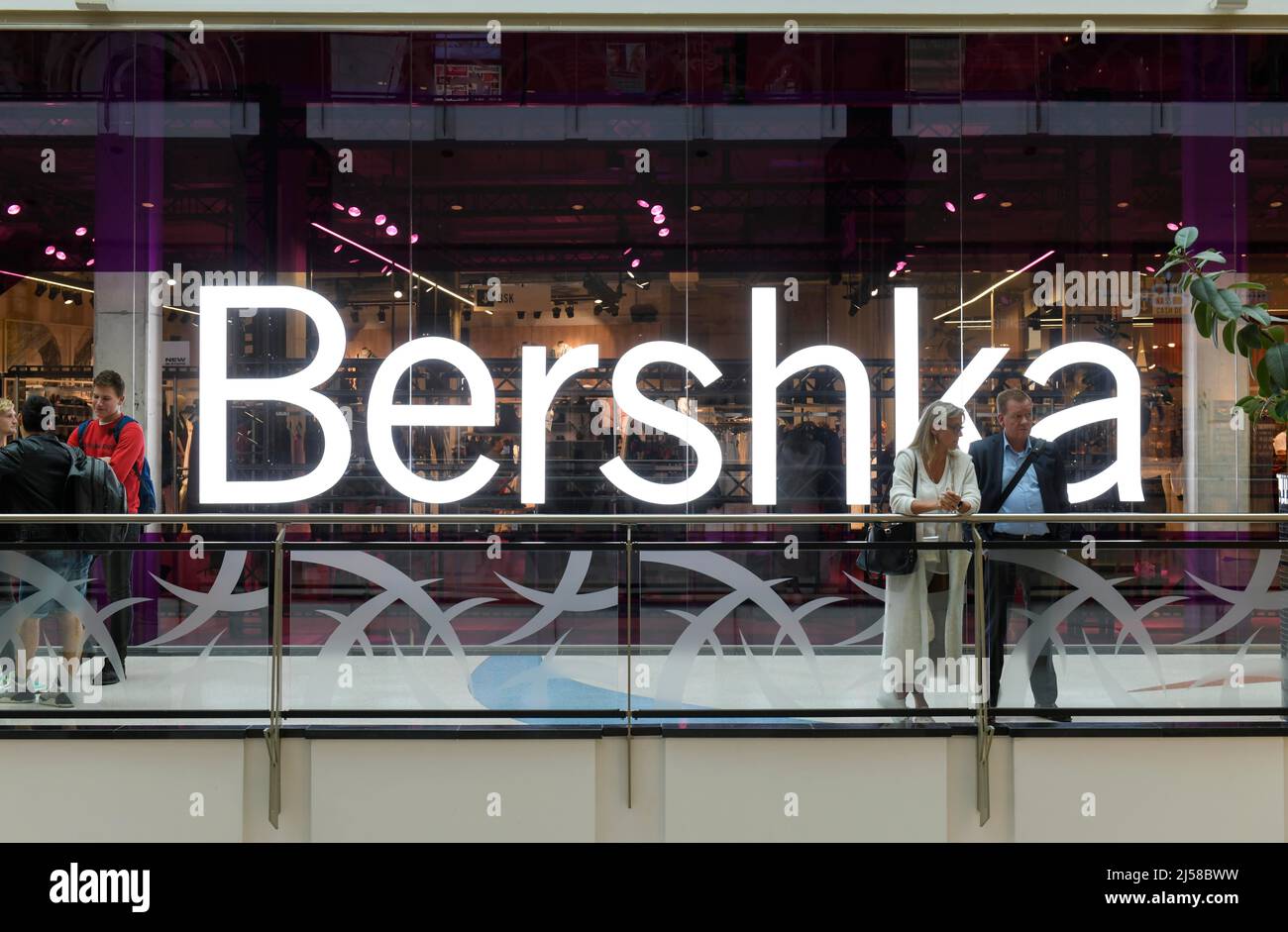 Bershka, los grandes almacenes Alexa, Grunerstrasse, Mitte, Berlín, Alemania  Fotografía de stock - Alamy
