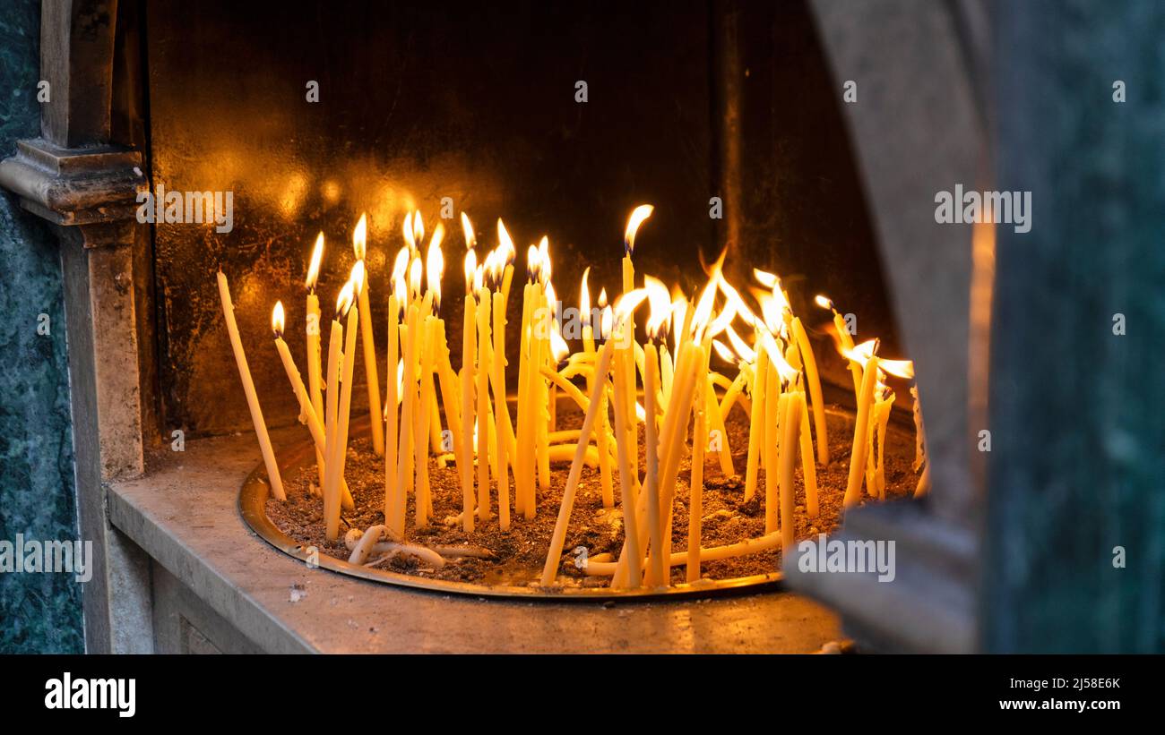 Velas encendidas fuera de la iglesia en el centro de Kerkira en Grecia Foto de stock