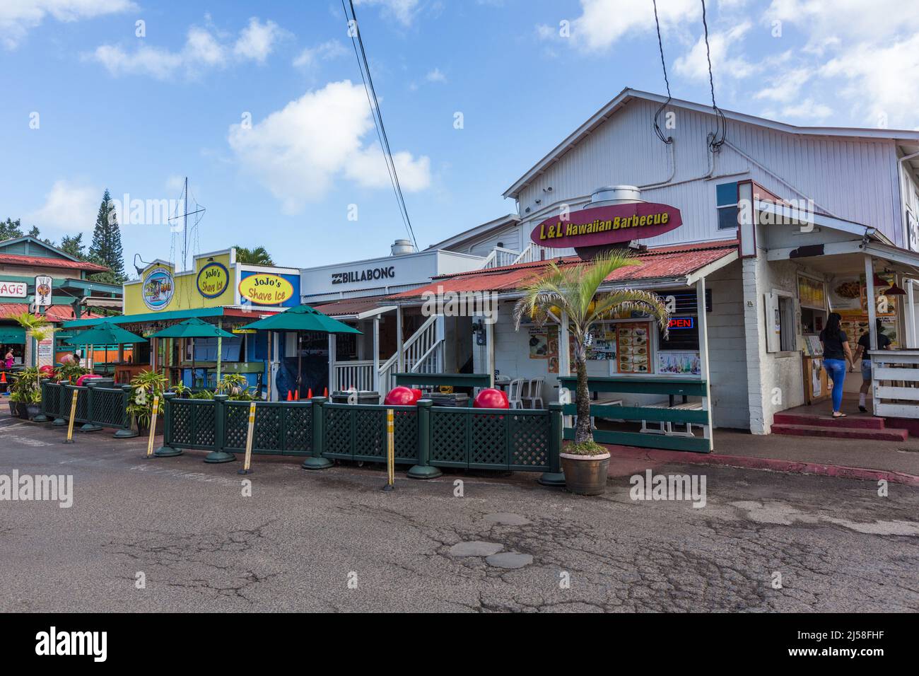 Restaurantes de comida rápida y tiendas turísticas en un centro comercial en Hanalei, Kauai, Hawaii. Foto de stock