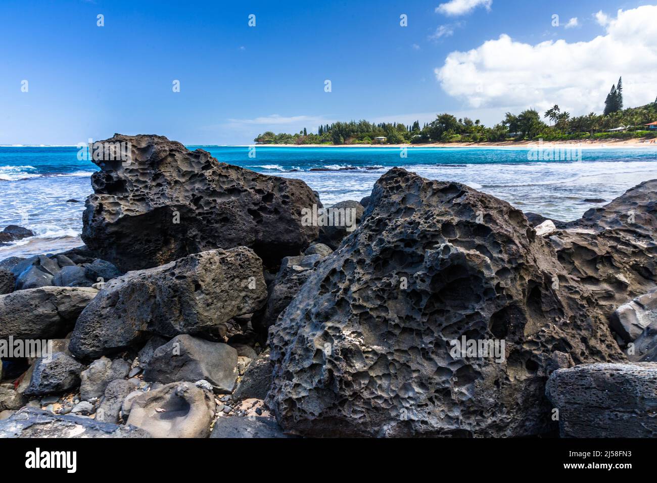 Rocas volcánicas de basalto en Haena Beach en la isla de Kauai, Hawaii, Estados Unidos. Foto de stock