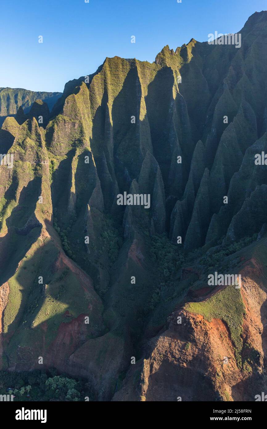 Las torres de piedra erosionadas, como las de la torre, se llaman las torres de la catedral en los acantilados de Na Pali en el Parque Estatal Na Pali Coast en Kauai, Hawaii. Foto de stock