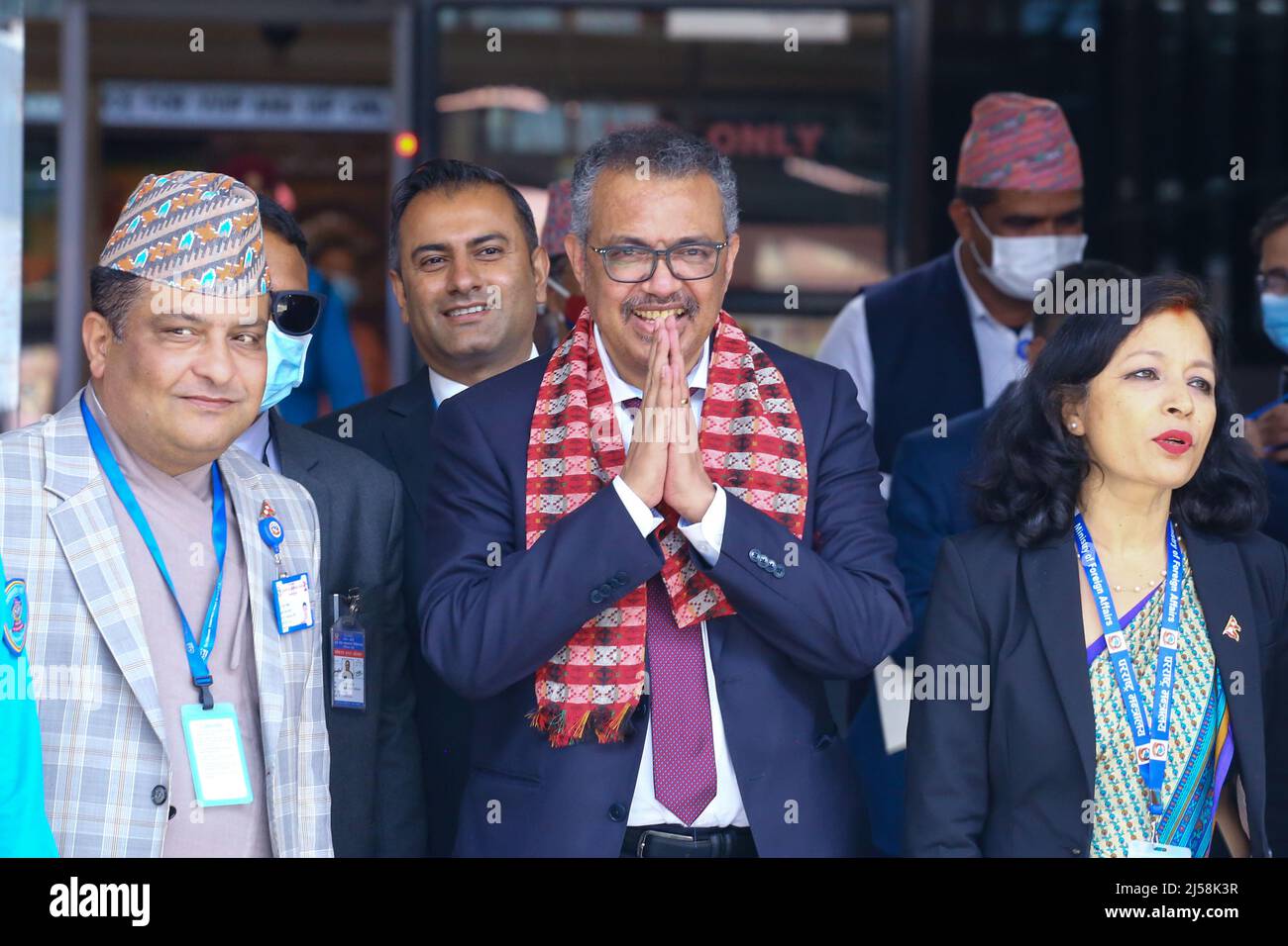 Katmandú, Nepal. 21st de Abr de 2022. El April21 de 2022 en Katmandú, Nepal. El Director General de la Organización Mundial de la Salud (OMS), Tedros Ghebreyesus (Dr.Tedros), saluda a los medios de comunicación a su llegada al aeropuerto internacional de Tribhuvan. Ghebreyeses llega a Nepal por invitación del Ministro de Salud de Nepal, Birodh Khatiwada, y está aquí para identificar la respuesta de Nepal hacia Covid-19. (Foto de Abhishek Maharjan/Sipa USA) Crédito: SIPA USA/Alamy Live News Foto de stock