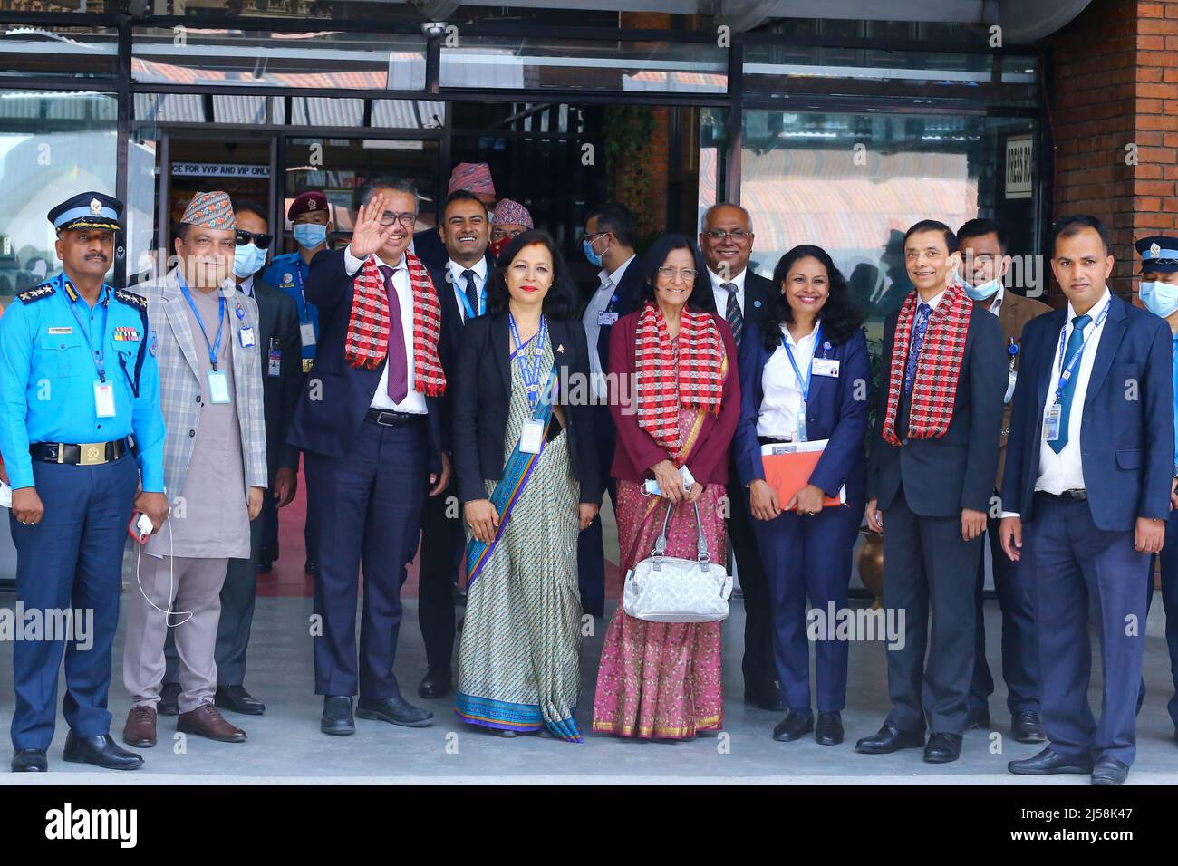 Katmandú, Nepal. 21st de Abr de 2022. El April21 de 2022 en Katmandú, Nepal. El Director General de la Organización Mundial de la Salud (OMS), Tedros Ghebreyesus (Dr.Tedros), junto con los miembros de su equipo, se dirigía al personal de los medios de comunicación a su llegada al Aeropuerto Internacional de Tribhuvan. Ghebreyeses llega a Nepal por invitación del Ministro de Salud de Nepal, Birodh Khatiwada, y está aquí para identificar la respuesta de Nepal hacia Covid-19. (Foto de Abhishek Maharjan/Sipa USA) Crédito: SIPA USA/Alamy Live News Foto de stock