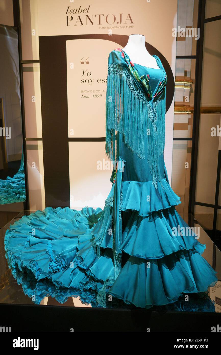 Madrid, España. 21st de Abr de 2022. Un vestido que fue llevado por Isabel  Pantoja diseñado por la marca Justo Salao visto durante la Exposición de  Bata de Cola en la Fundación