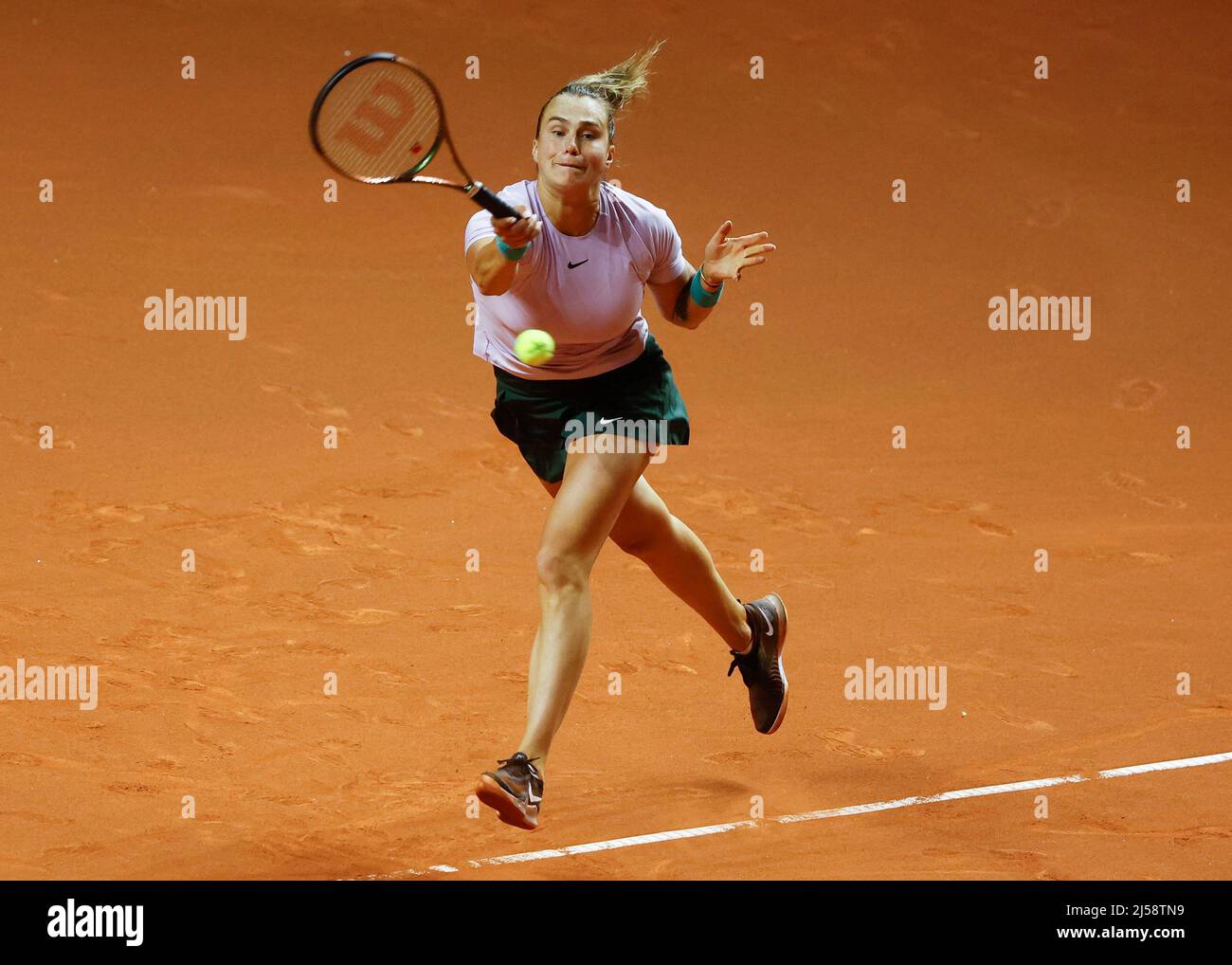Stuttgart, Alemania, 21st, abril de 2022. La tenista Aryna Sabalenka en acción en el Porsche Tennis Grand Prix 2022 n Stuttgart el jueves 21 de abril de 2022 © Juergen Hasenkopf / Alamy Live News Foto de stock