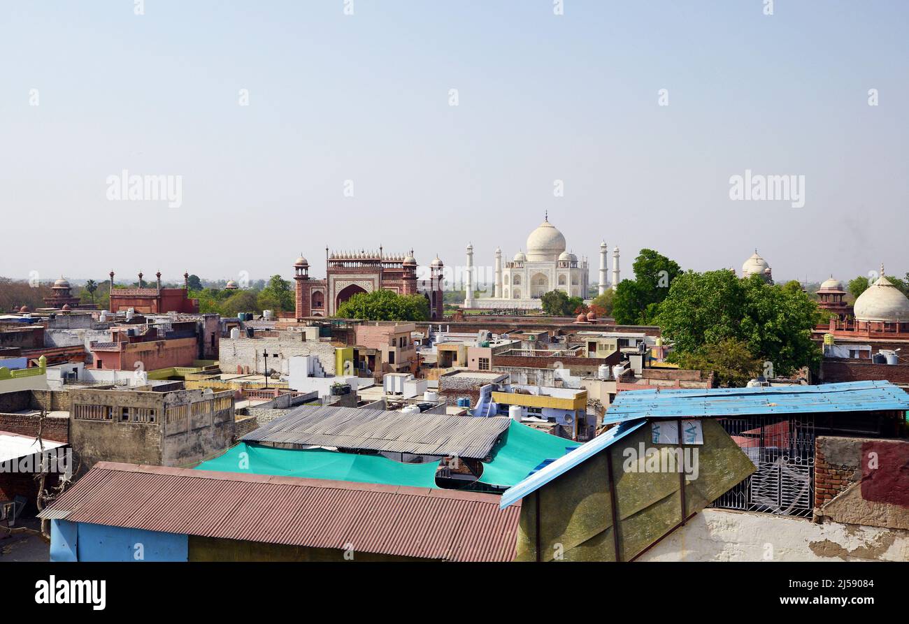 Amplio complejo Taj Mahal que se cierne sobre el vecino municipio de agra Foto de stock