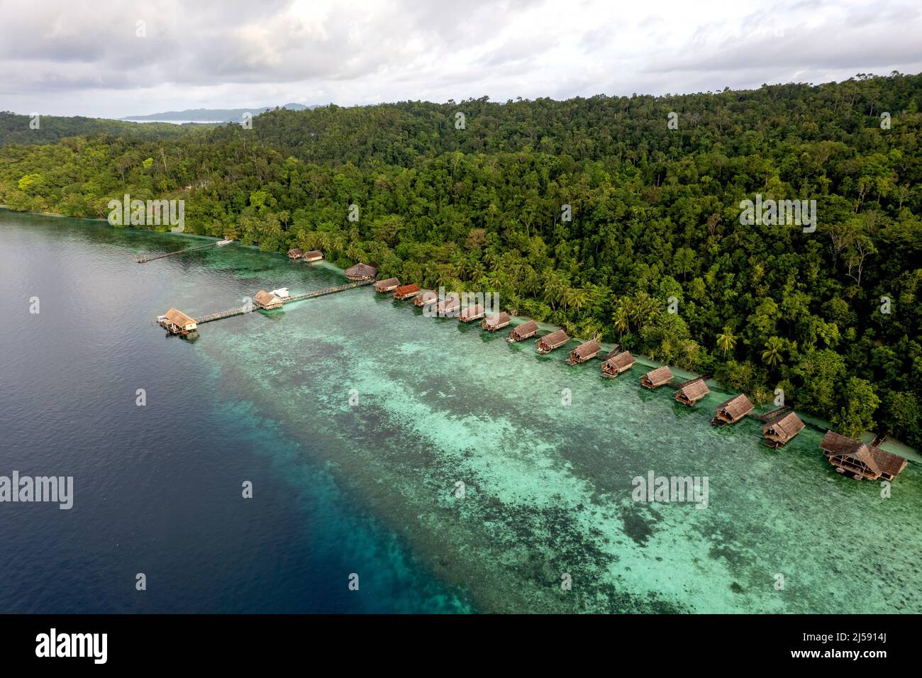 Vista aérea de la Isla Gam y el Complejo Turístico de Exploradores de Papua, Raja Ampat Indonesia. Foto de stock