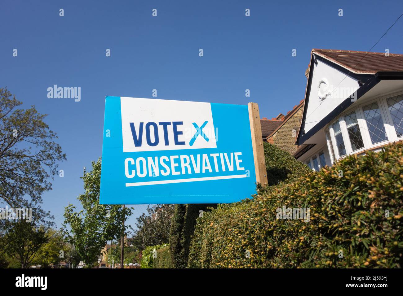 Vota Bandera política y acaparamiento del Partido Electoral local conservador en Barnes, suroeste de Londres, Richmond upon Thames, Londres, Inglaterra, REINO UNIDO Foto de stock
