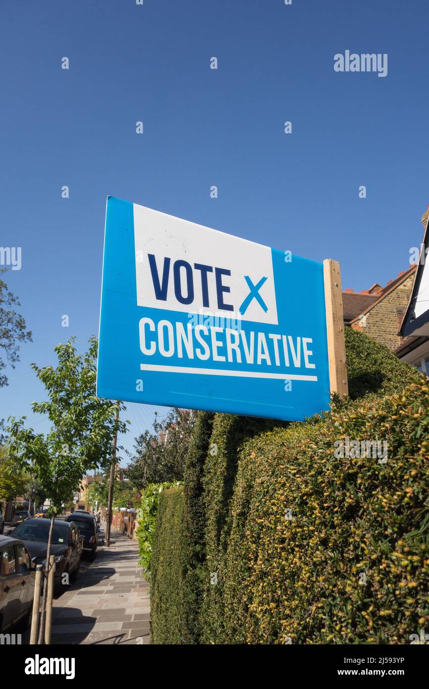Vota Bandera política y acaparamiento del Partido Electoral local conservador en Barnes, suroeste de Londres, Richmond upon Thames, Londres, Inglaterra, REINO UNIDO Foto de stock