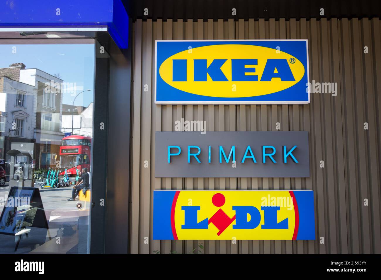 IKEA y Lidl señalización Hammersmith, Livat, Kings Mall Shopping Center, King Street, Hammersmith, West London, W6, Inglaterra, Reino Unido Foto de stock
