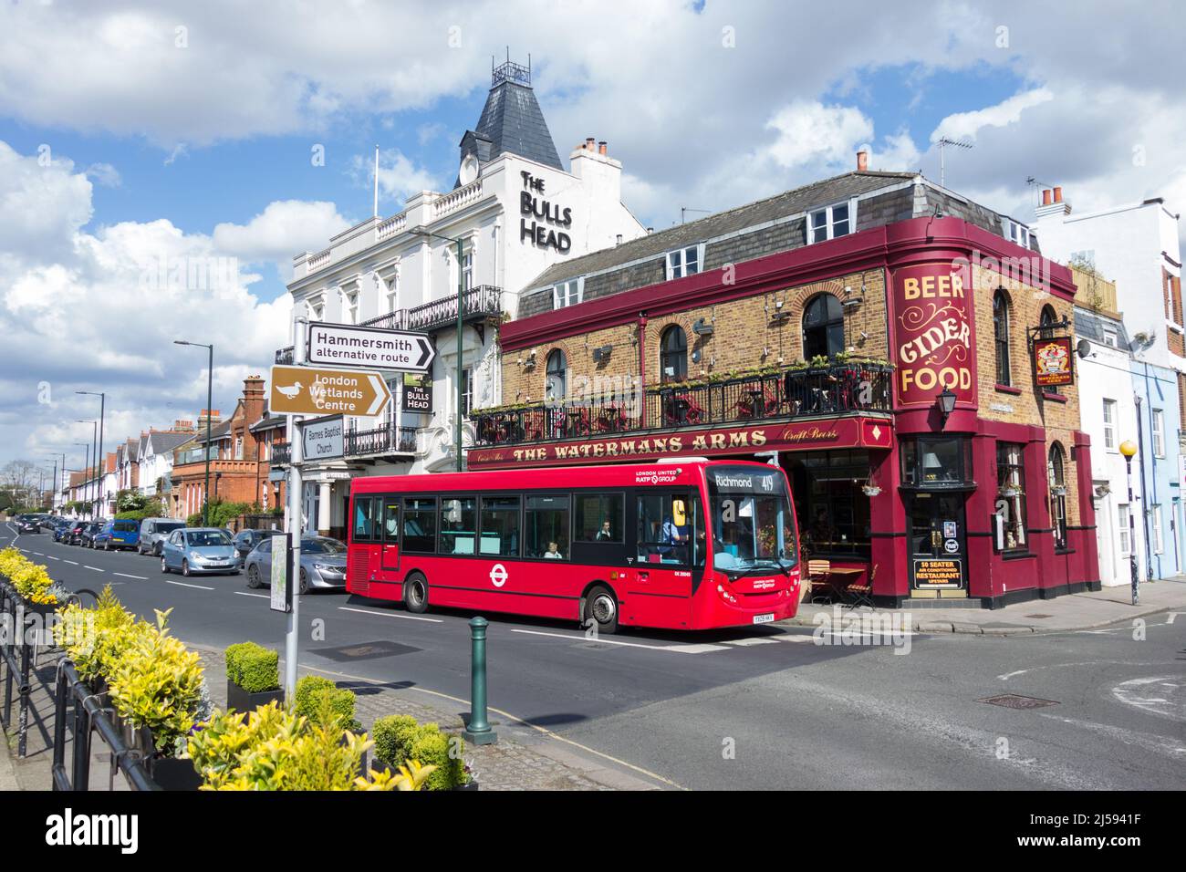 Los pubs Waterman's Arms y Bull's Head en Lonsdale Road, Barnes, Londres, SW13, Reino Unido Foto de stock