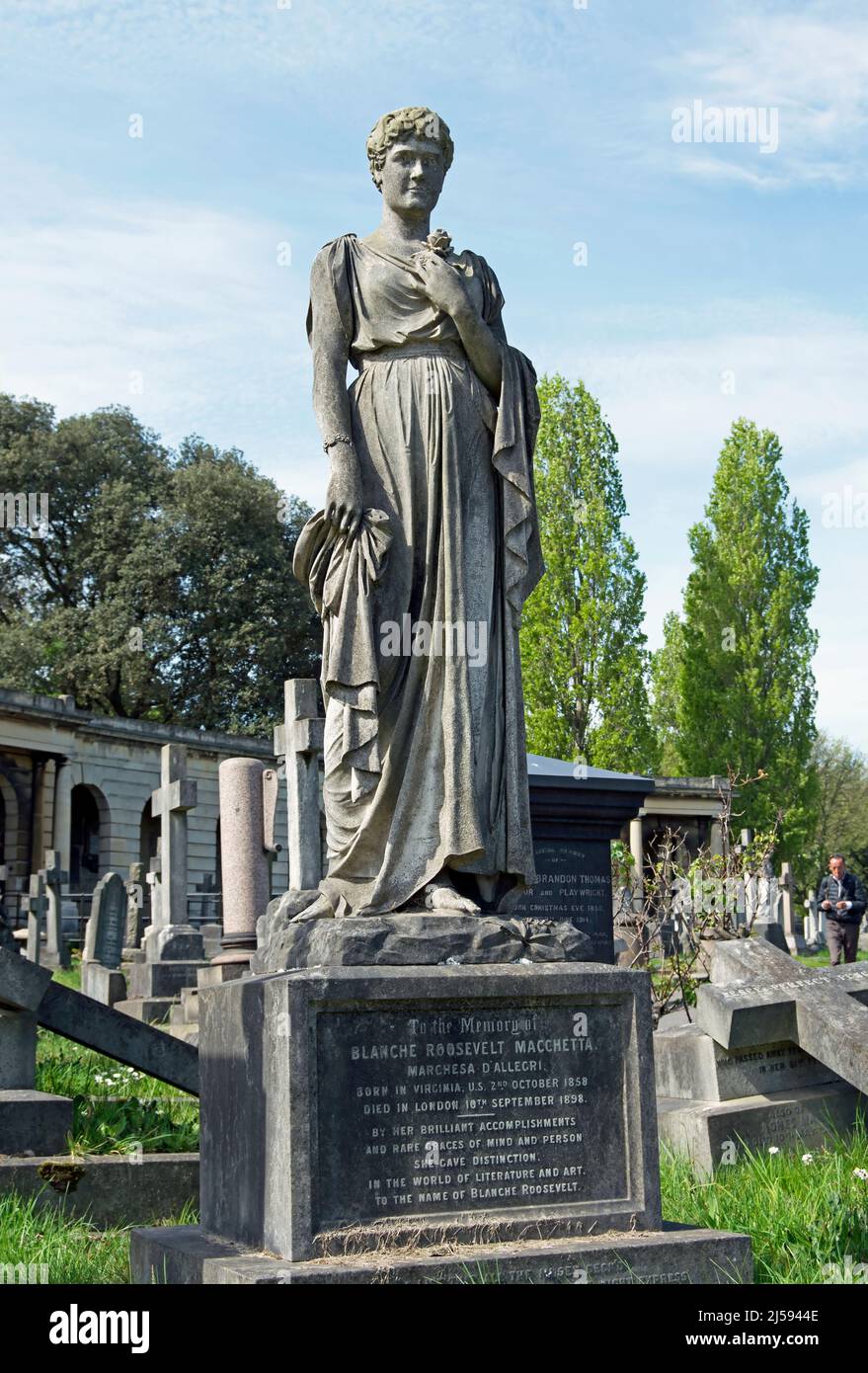 el monumento de mármol italiano de 1898 que marca la tumba de la cantante de ópera, blanche roosevelt macchetta, cementerio de brompton, londres, inglaterra Foto de stock
