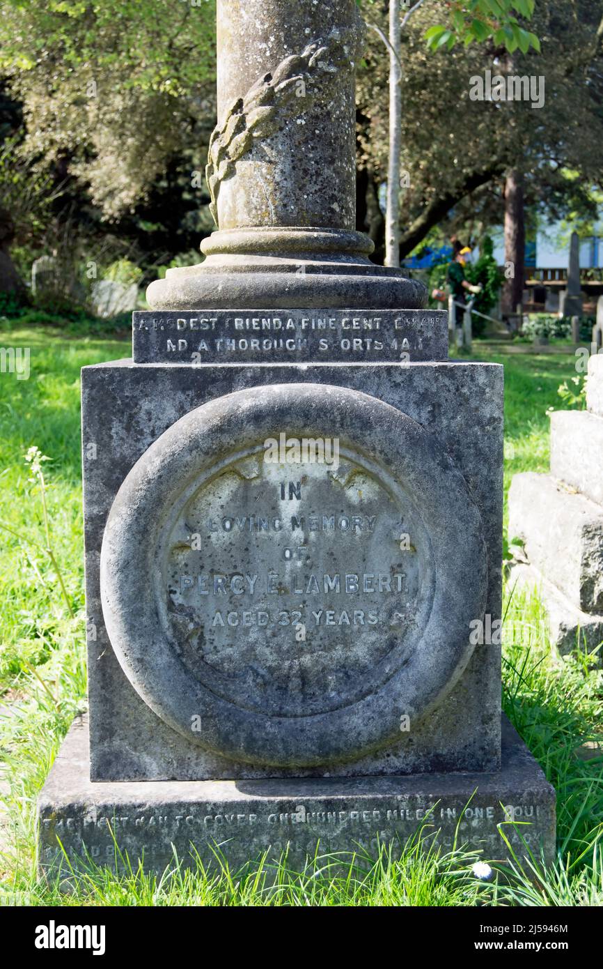 monumento en la tumba del piloto de carreras percy lambert, primera persona en conducir 100 millas en una hora, cementerio de brompton, londres, inglaterra Foto de stock