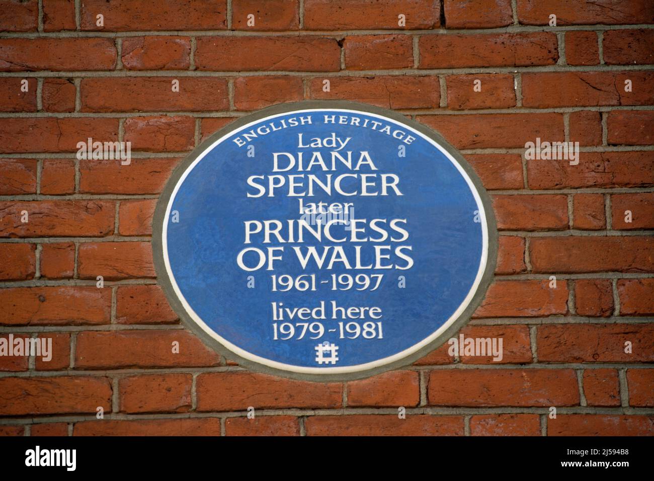 placa azul patrimonio inglés que marca una casa de la señora diana spencer, más tarde princesa de gales, en el sur de kensington, londres, inglaterra Foto de stock