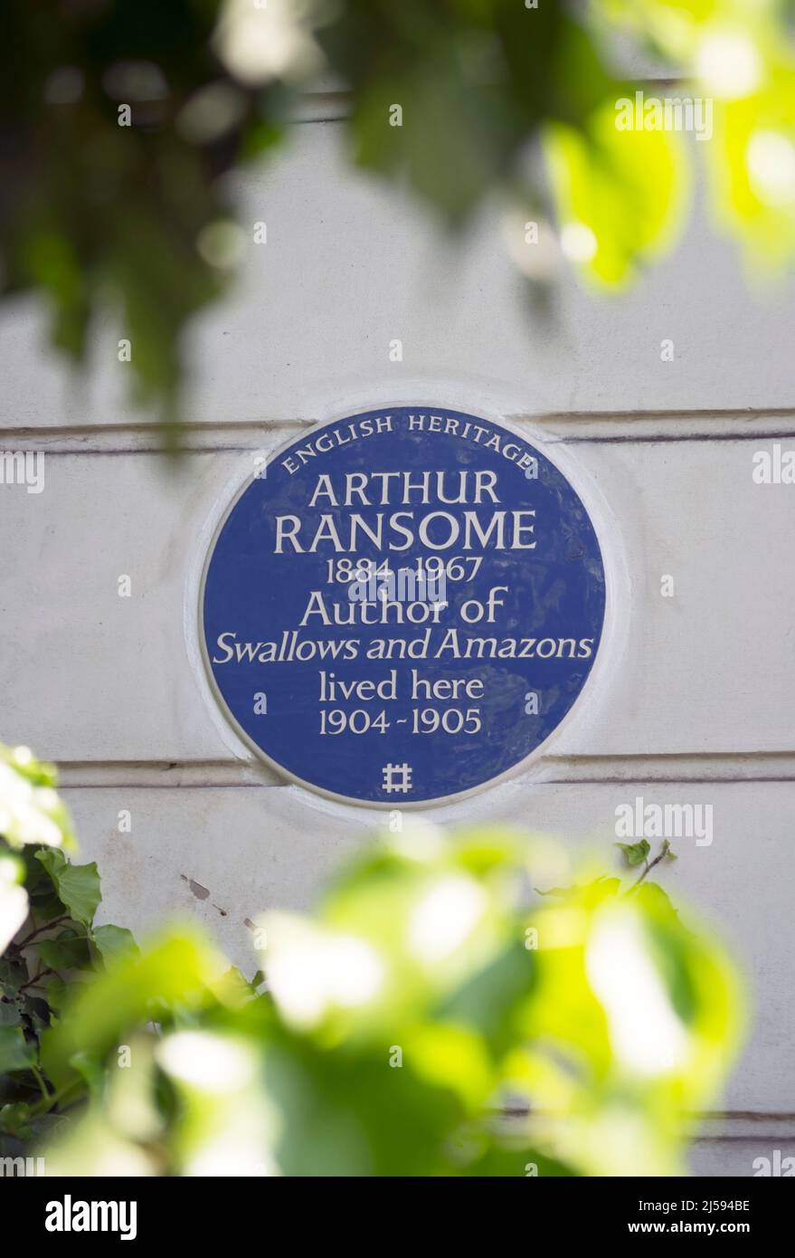placa azul de herencia inglesa que marca un hogar del escritor arthur ransome, autor de golondrinas y amazonas, londres, inglaterra Foto de stock