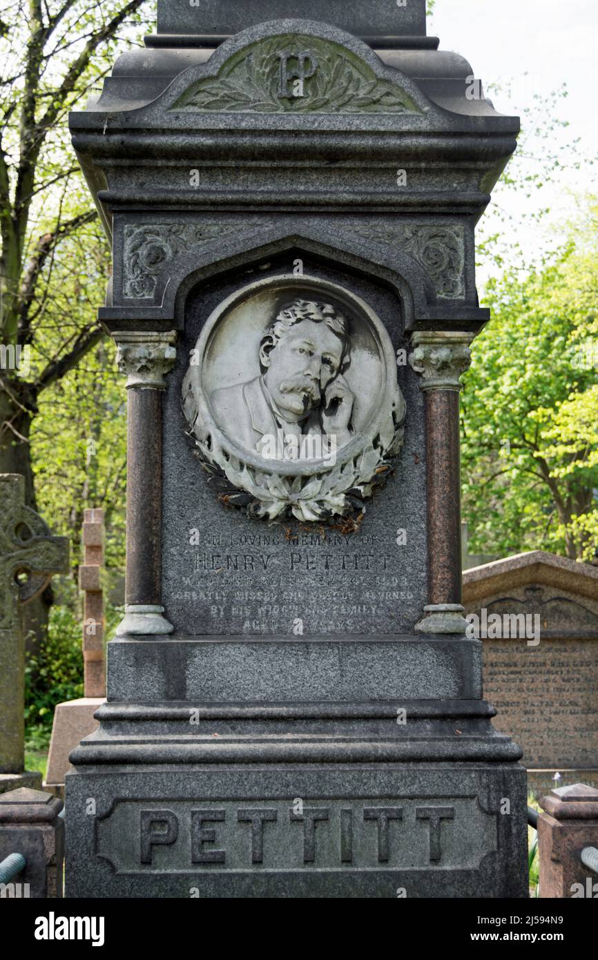monumento conmemorativo con retrato que marca la tumba del dramaturgo del siglo 19th, henry pettitt, cementerio de brompton, londres, inglaterra Foto de stock