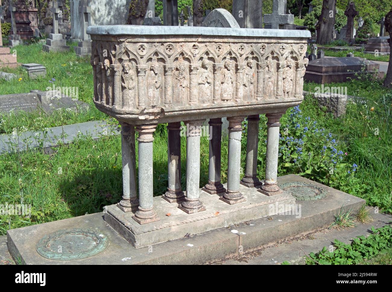 el cofre de la tumba del artista y escritor pre-raphaelita, san valentín prinsep, cementerio de brompton, londres, inglaterra Foto de stock
