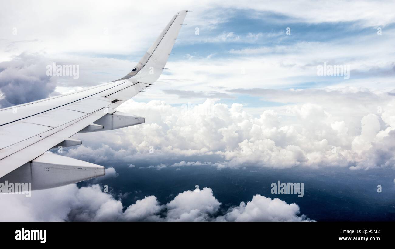 Vista lateral del avión de pasajeros Airbus A321neo. Nubes de ensueño detrás del ala derecha del avión. Foto de stock