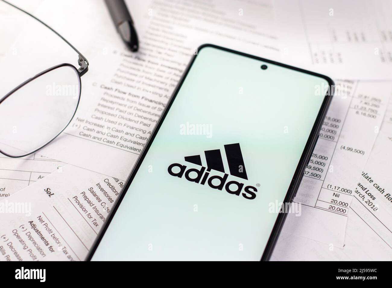 West Bangal, India - 20 de abril de 2022 : logo de Adidas en la pantalla  del teléfono imagen de stock Fotografía de stock - Alamy