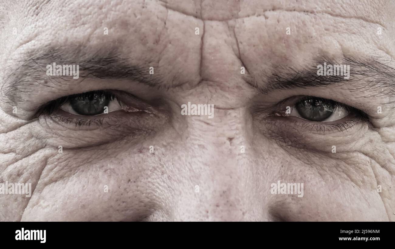 Retrato del hombre mayor con arrugas en su cara. Imagen en blanco y negro  del primer plano de la cara masculina Fotografía de stock - Alamy